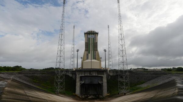 Мобильная башня обслуживания с ракетой-носителем Союз-СТ на стартовом столе космодрома Куру во Французской Гвиане