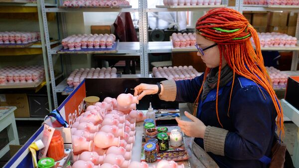 Художница раскрашивает вручную головы кукол Снегурочки, сделанных по классическим технологиям из поливинилхлорида, на фабрике Бирюсинка в Красноярске