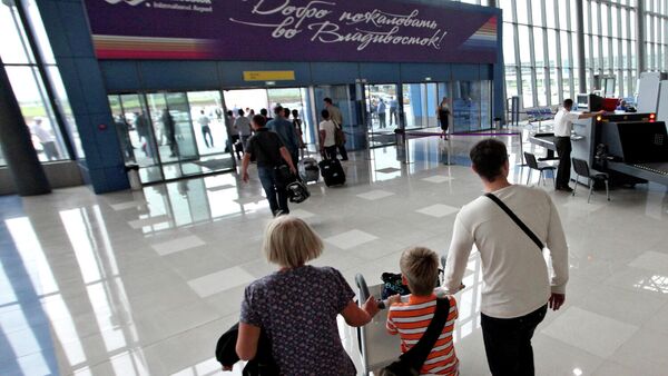 Пассажиры в аэропорту Владивосток