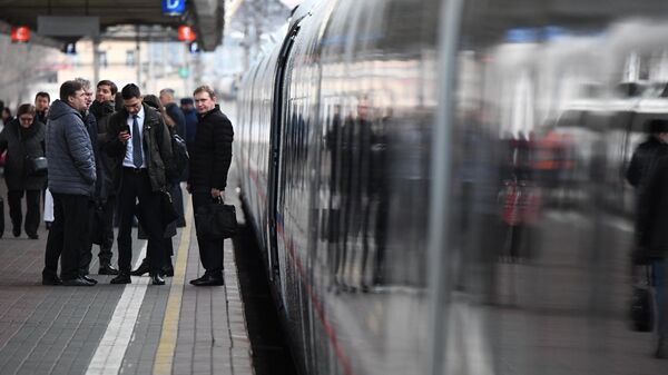 Пассажиры у поезда Сапсан на Ленинградском вокзале Москвы 