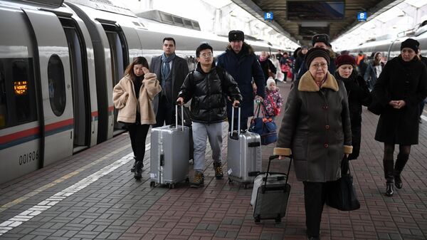 Пассажиры поезда Сапсан на Ленинградском вокзале Москвы