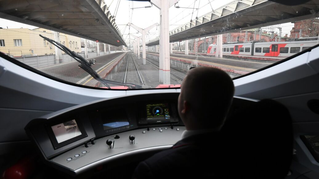 К остановившемуся под Петербургом "Сапсану" направили резервный поезд