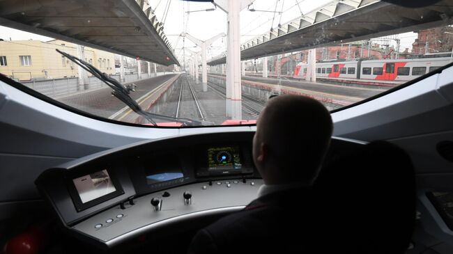 Машинист в кабине поезда Сапсан 