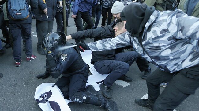 Столкновения протестующих с полицией у здания Верховной рады Украины в Киеве. 17 декабря 2019