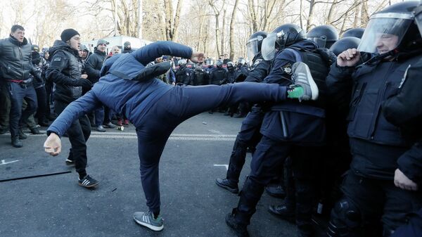 Столкновения протестующих с полицией у здания Верховной рады Украины в Киеве