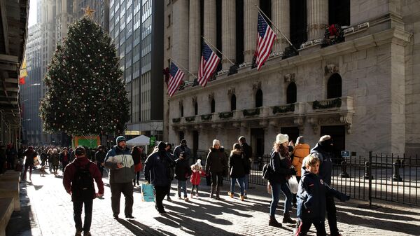 Люди проходят мимо Нью-Йоркской фондовой биржи