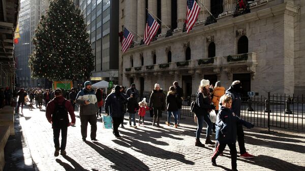 Люди проходят мимо Нью-Йоркской фондовой биржи