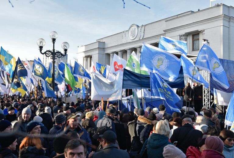Участники митинга против продажи земли возле здания Верховной Рады в Киеве Участники митинга против продажи земли возле здания Верховной Рады в Киеве
