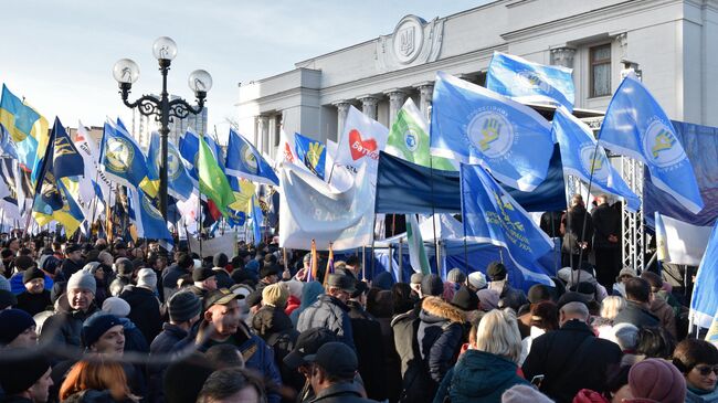 Участники митинга против продажи земли возле здания Верховной Рады в Киеве