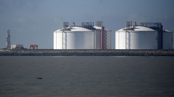 Резервуары для хранения сжиженного природного газа (СПГ) в порту Цзянсу Жудун в КНР