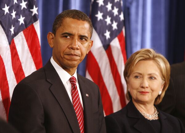 Барак Обама и Хиллари Клинтон во время пресс-конференции в Чикаго