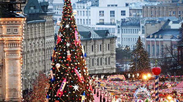 Новогодняя елка и световая иллюминация на Красной площади в Москве