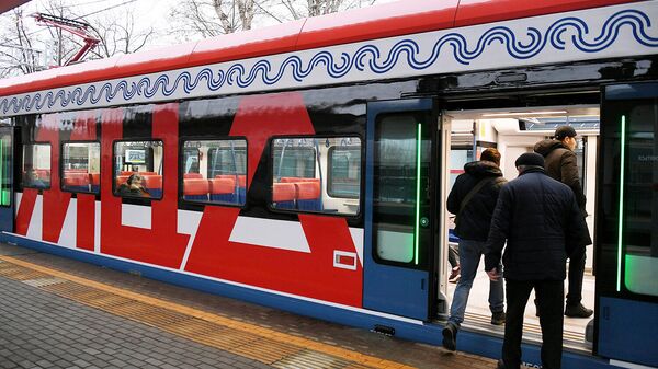 Пассажиры садятся в поезд Московского центрального диаметра