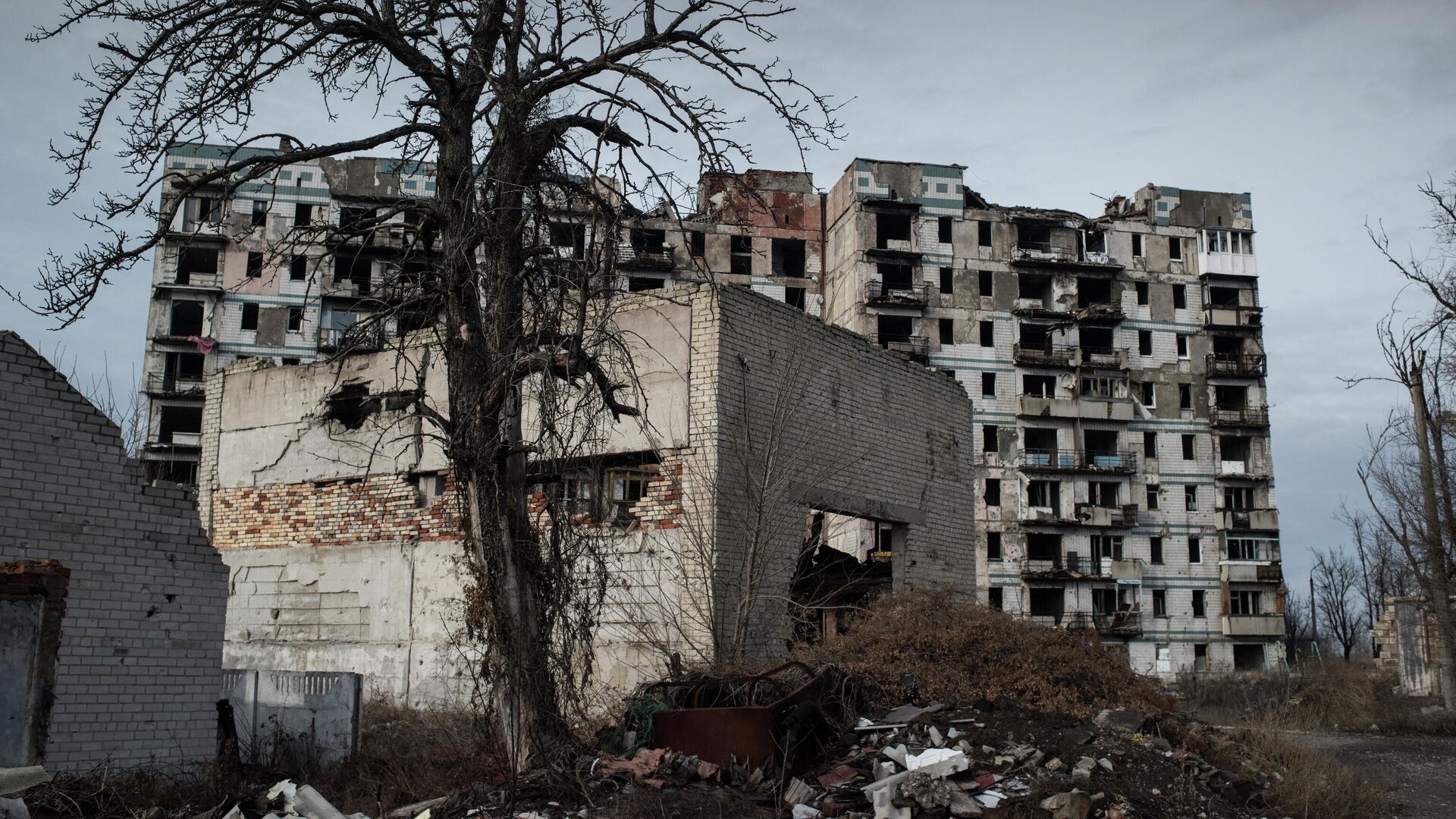Разрушенный дом в Донецке - РИА Новости, 1920, 26.12.2021
