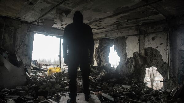  Мужчина в разрушенном доме в Донецке