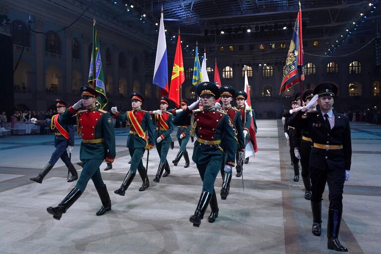 Знаменная группа на IV Международном благотворительном кадетском балу, посвященном Дню Героев Отечества и 75-летию Победы в Великой Отечественной войне, в Гостином дворе в Москве