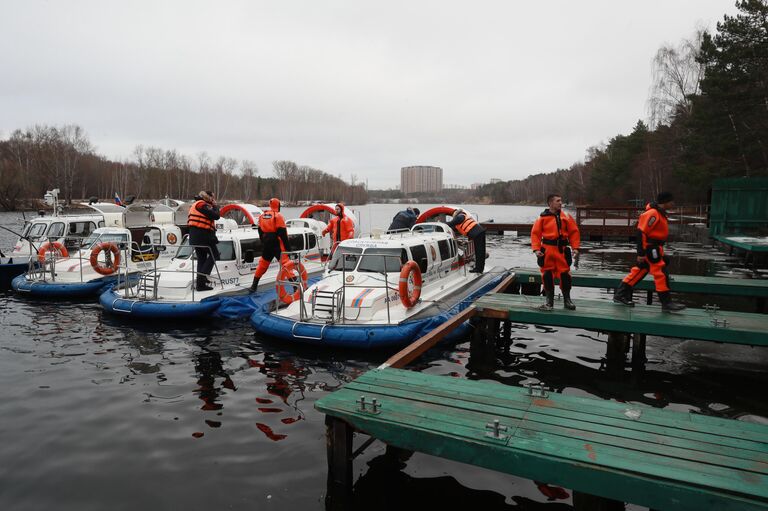 Катера у причала спасательной станции Серебряный бор