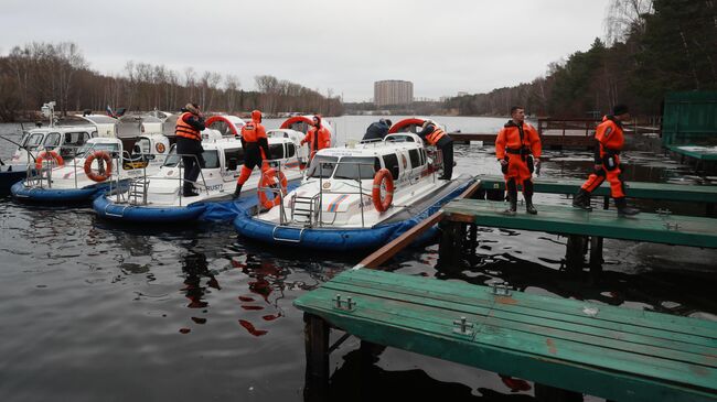 Катера у причала спасательной станции Серебряный бор