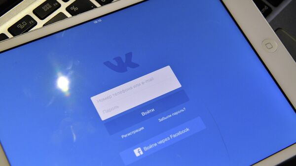 Страница социальной сети Вконтакте на экране планшета