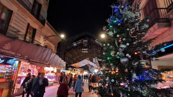 Улица в центре Барселоны в преддверии Рождества.