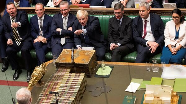 Премьер-министр Великобритании Борис Джонсон и лидер Лейбористской партии Джереми Корбин во время заседания Палаты общин в Лондоне