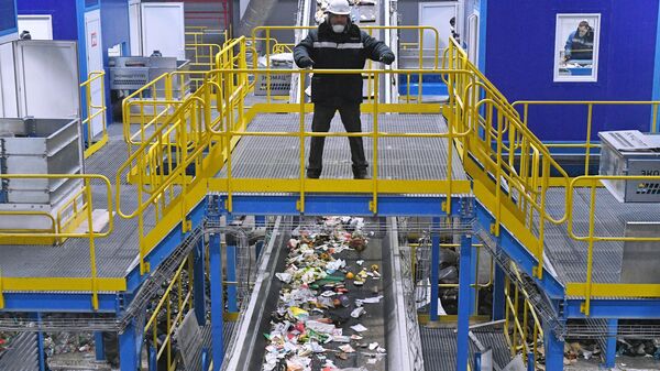 Сотрудник предприятия по переработке отходов в Подмосковье