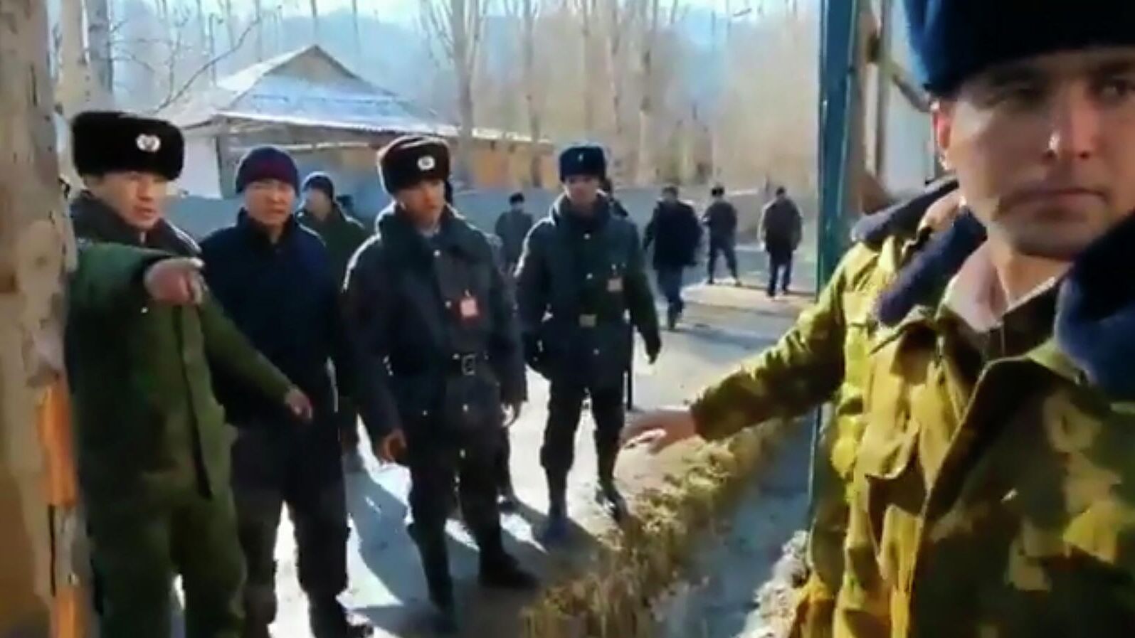 Стоп-кадр видео конфликта в селе в районе киргизско-таджикской границы - РИА Новости, 1920, 09.05.2020