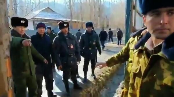Стоп-кадр видео конфликта в селе в районе кыргызско-таджикской границы