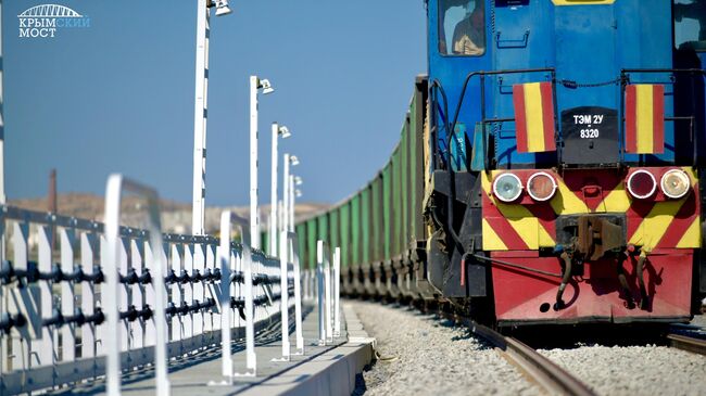 Рабочий поезд обкатывает рельсы на железнодорожной части Крымского моста