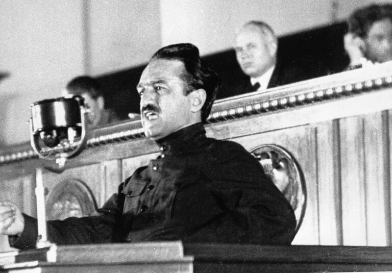Народный комиссар пищевой промышленности СССР Анастас Иванович Микоян выступает на Первом Всесоюзном совещании стахановцев в Кремле. 1935 год Народный комиссар пищевой промышленности СССР Анастас Иванович Микоян выступает на Первом Всесоюзном совещании стахановцев в Кремле. 1935 год