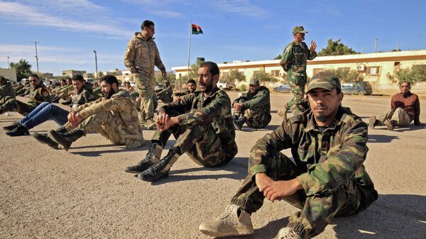 Бойцы военного батальона,  лояльного генералу Халифе Хафтару,  во время утреннего собрания в городе Бенгази, Ливия. 18 декабря 2019  