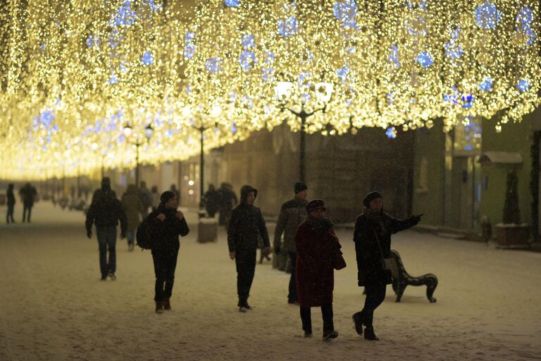 Прохожие на Никольской улице в Москве.