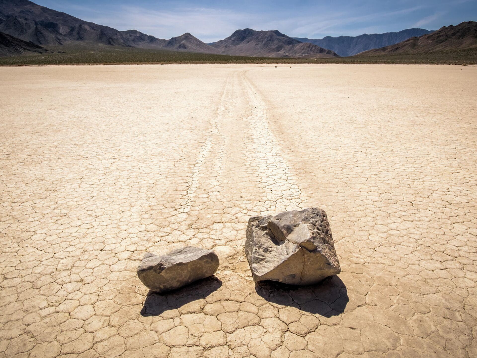 Камень из бегущей воды. Озеро Рейстрэк-Плайя Долина смерти. Рейстрек-Плайя, США. Долина смерти Калифорния. Движущиеся камни, Рейстрек Плайя (Playa).