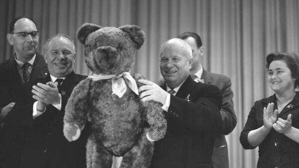 Никита Сергеевич Хрущев с плюшевым медведем, подарком от работников телевизорного завода в ГДР
