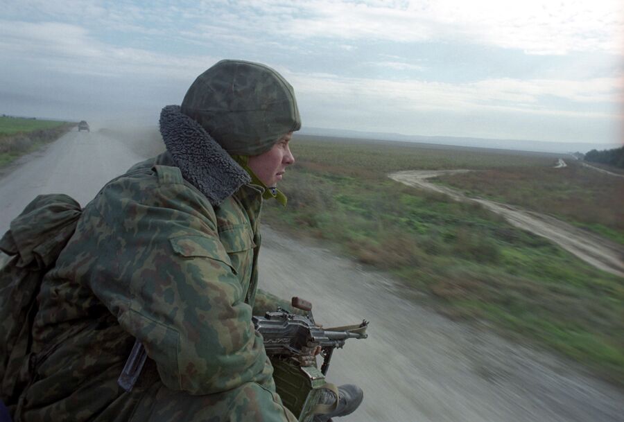 Солдат группировки Федеральных сил на Северном Кавказе на позиции в районе села Толстой-Юрт