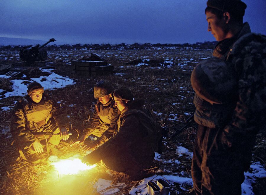 Бойцы артиллерийской батареи группировки Федеральных сил на Северном Кавказе во время отдыха после ночных стрельб в окрестностях Гудермеса