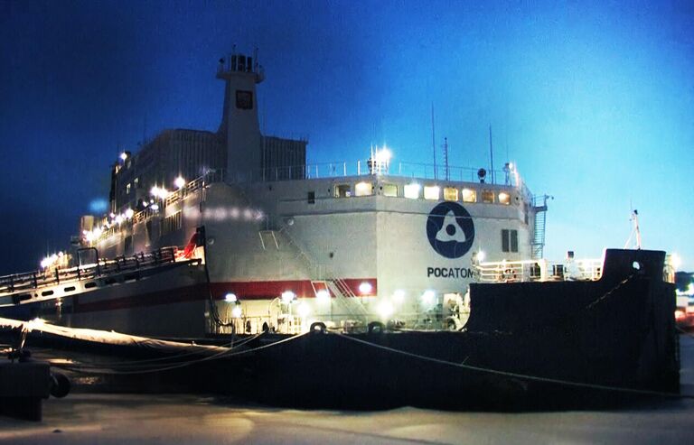 В городе Певеке плавучая атомная теплоэлектростанция выдала первую электроэнергию в изолированную сеть Чаун-Билибинского узла Чукотского автономного округа и символично зажгла городскую ёлку
