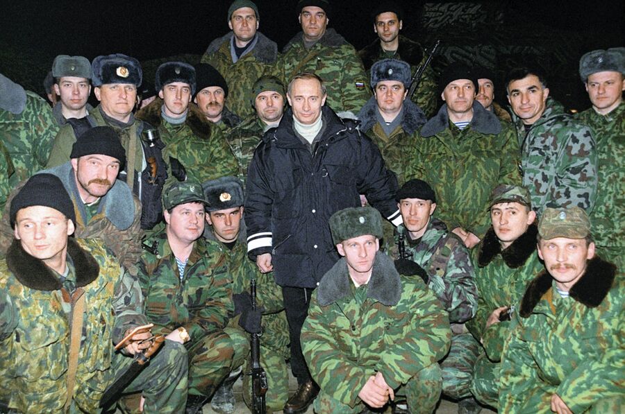И.о. президента РФ Владимир Путин с российскими  военными во время его пребывания в Чечне в декабре 1999 года