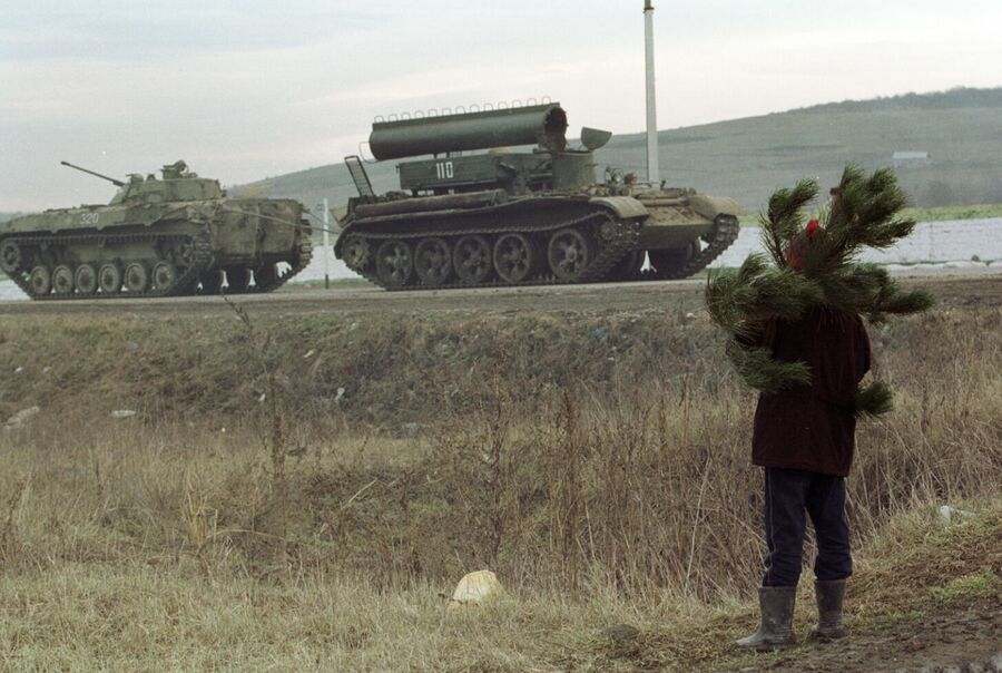 Российская военная техника на пути в Шали к юго-западу от Грозного 29 декабря 1999 года