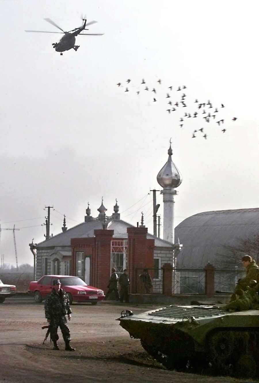 Российский вертолет над станицей Нестеровская, недалеко от чечено-ингушской границы, 2 января 2000 года