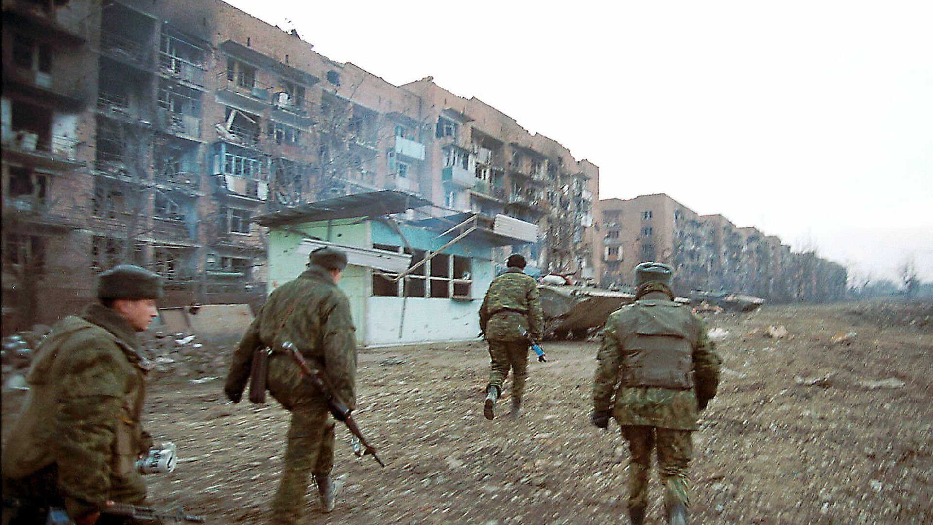 Российские солдаты во время боев с чеченскими повстанцами в Старопромысловском районе Грозного 21 января 2000 года - РИА Новости, 1920, 31.12.2019