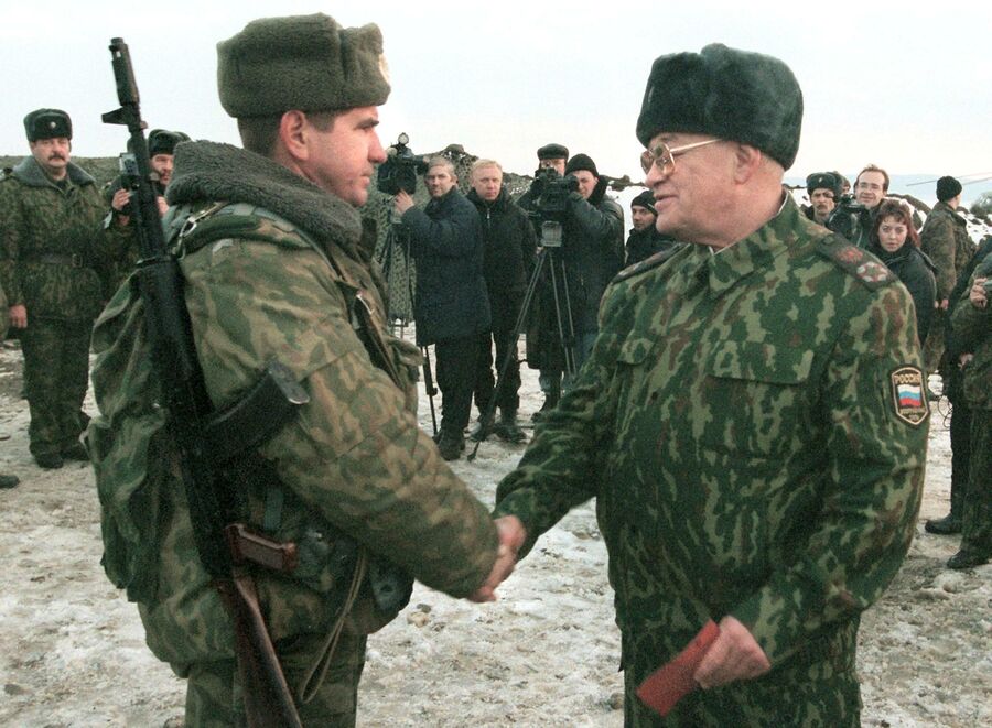 Министр обороны России Игорь Сергеев пожимает руку неизвестному солдату 02 февраля 2000 года во время церемонии награждения в Ханкале