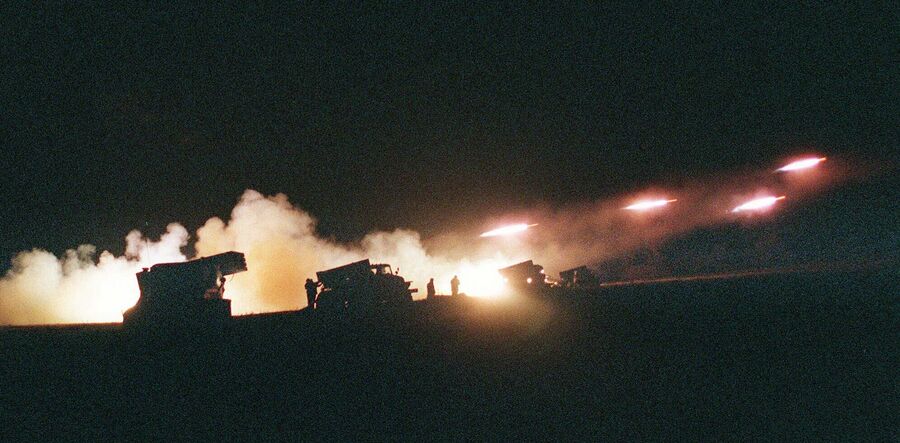 Российские ракетные пусковые установки Град возле села Толстой-Юрт к северу от Грозного, 27 ноября 1999 года