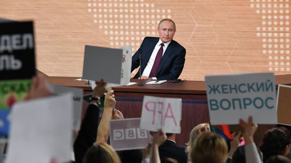 Президент РФ Владимир Путин на большой ежегодной пресс-конференции