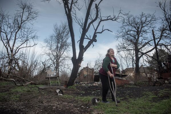 Местная жительница в огороде своего дома в Новоазовском районе Донецкой области