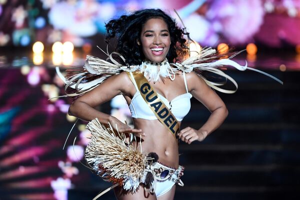 Мисс Франция — 2020 Клеменс Ботино из Гваделупы выступает во время конкурса красоты в Марселе. 14 декабря 2019 года