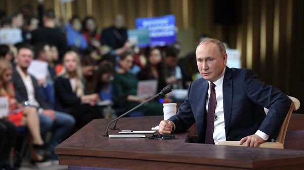 Президент РФ Владимир Путин на большой ежегодной пресс-конференции в Центре международной торговли на Красной Пресн