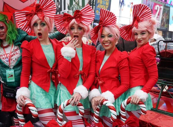 Участницы ежегодного SantaCon на площади отца Даффи, Таймс-сквер. 14 декабря 2019 года
