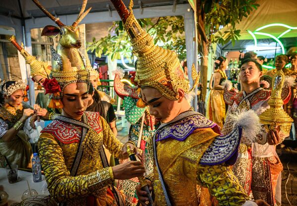 Танцоры готовятся выступить на уличном фестивале в Бангкоке