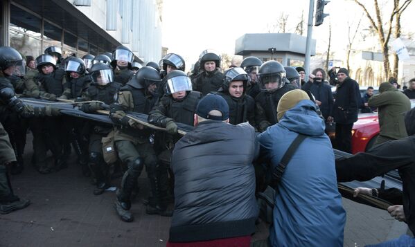 Сотрудники полиции во время акции протеста против земельной реформы в Киеве